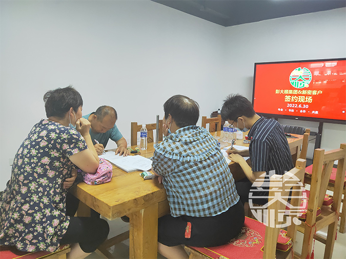 河南鄭州客戶與彭大順簽訂豆腐機器合作協議現場圖片